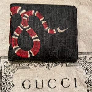 100% authentic 😍 Mens gucci wallet. EUC has. Monogram k.g